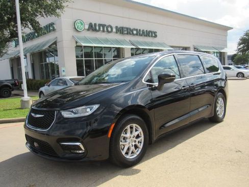 Used 2024 Chrysler Pacifica Touring-L image 1