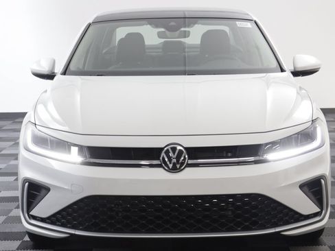 Used 2025 Volkswagen Jetta SE w/ Sunroof Package FWD image 21