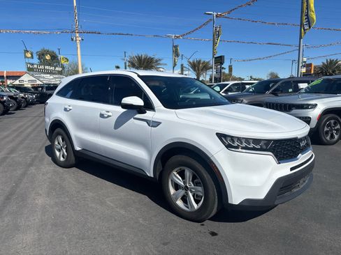 Used 2023 Kia Sorento LX image 3