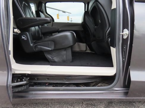 Used 2020 Chrysler Voyager Lxi FWD image 16