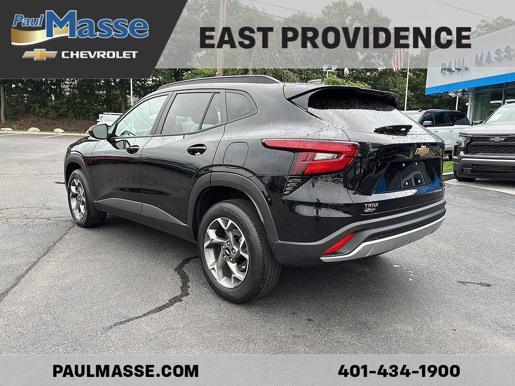 Certified 2024 Chevrolet Trax LT w/ LT Convenience Package FWD image 5