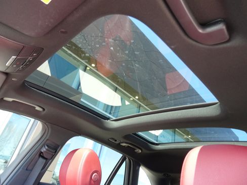 Used 2021 Mercedes-Benz GLC 300 4MATIC image 11