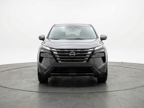 Used 2025 Nissan Rogue SV image 2