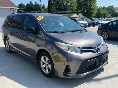Used 2018 Toyota Sienna LE w/ Carpet Mat Package image 3
