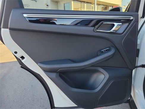 Used 2018 Porsche Macan Base image 15