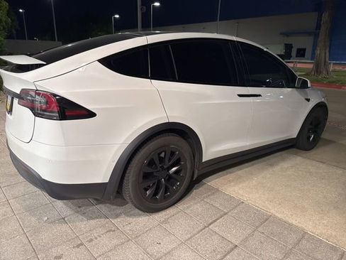 Used 2022 Tesla Model X image 3