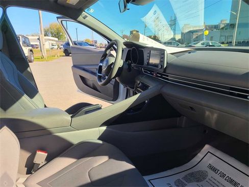 Used 2023 Hyundai Elantra SEL image 16