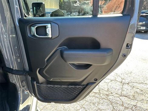 Used 2023 Jeep Gladiator Sport image 16