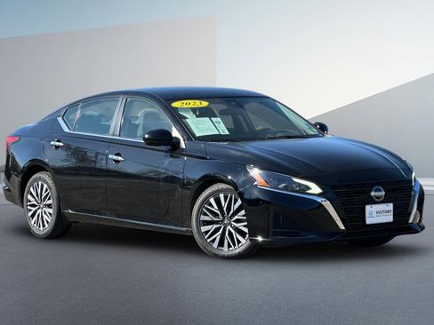Used 2023 Nissan Altima 2.5 SV image 2