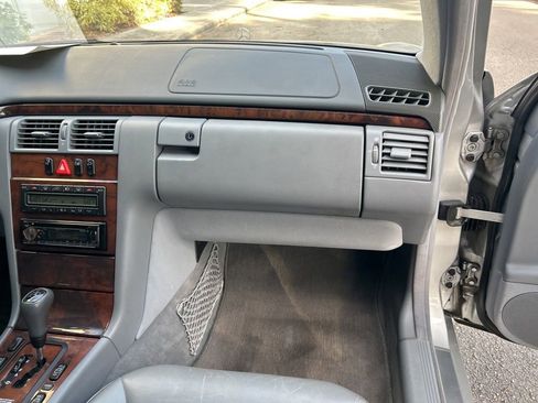 Used 2000 Mercedes-Benz E 320 Sedan image 20