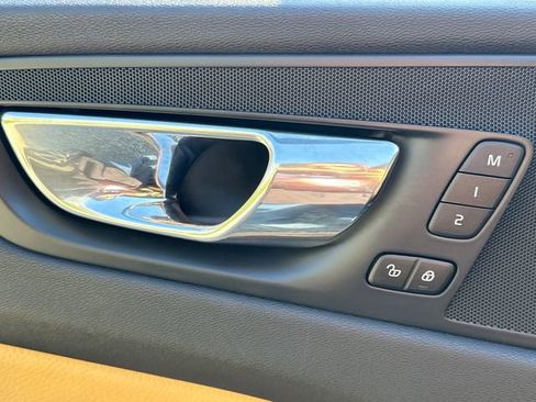 Used 2018 Volvo XC60 T5 Momentum w/ Advanced Package AWD/4WD image 28