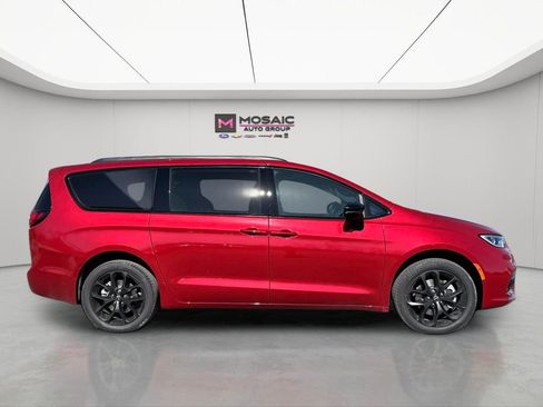 New 2026 Chrysler Pacifica Select image 2