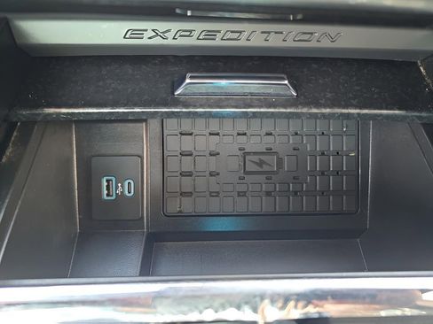 Used 2022 Ford Expedition Max Limited image 21