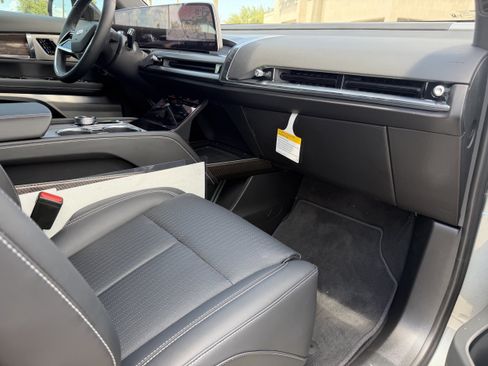 New 2027 Cadillac Vistiq Luxury w/ LPO, Floor Liner Package AWD/4WD image 10