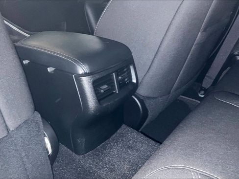 Used 2022 Dodge Challenger SXT image 10