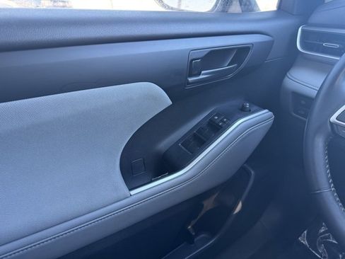 Used 2022 Toyota Highlander LE image 32