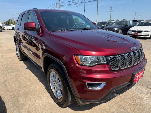 Used 2019 Jeep Grand Cherokee Laredo AWD/4WD image 4