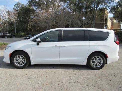 Used 2023 Chrysler Voyager LX image 4