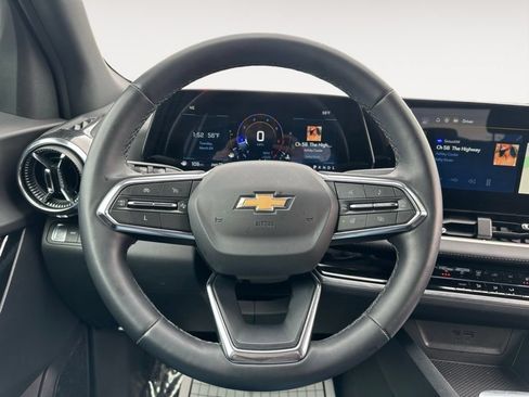 Used 2025 Chevrolet Equinox LT AWD/4WD image 32