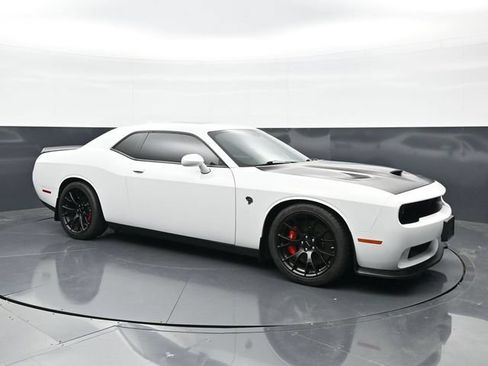Used 2016 Dodge Challenger SRT Hellcat RWD image 3