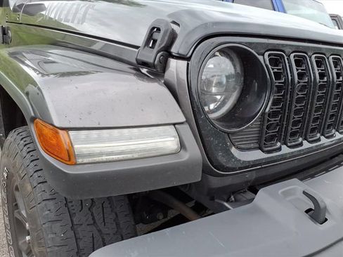 Used 2024 Jeep Gladiator Sport AWD/4WD image 3