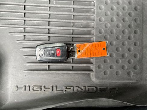 Used 2022 Toyota Highlander XLE image 37