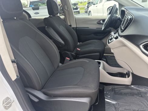 Used 2023 Chrysler Voyager LX image 14