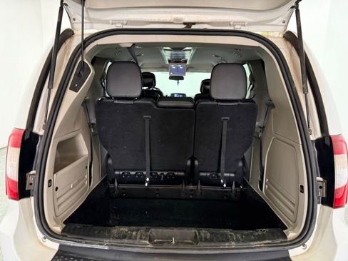 Used 2015 Chrysler Town & Country Touring w/ Driver Convenience Group image 9
