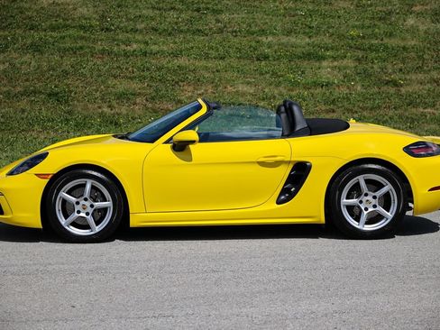 Certified 2024 Porsche 718 Boxster RWD image 38