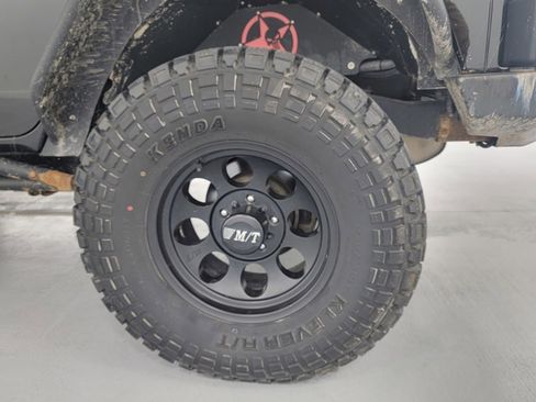 Used 2018 Jeep Wrangler Unlimited Rubicon w/ Connectivity Group image 12