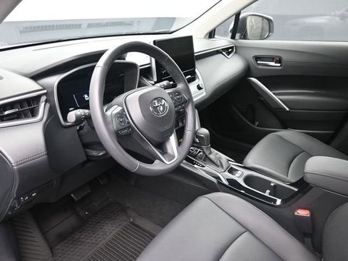 Used 2023 Toyota Corolla Cross XLE w/ Convenience Package image 18