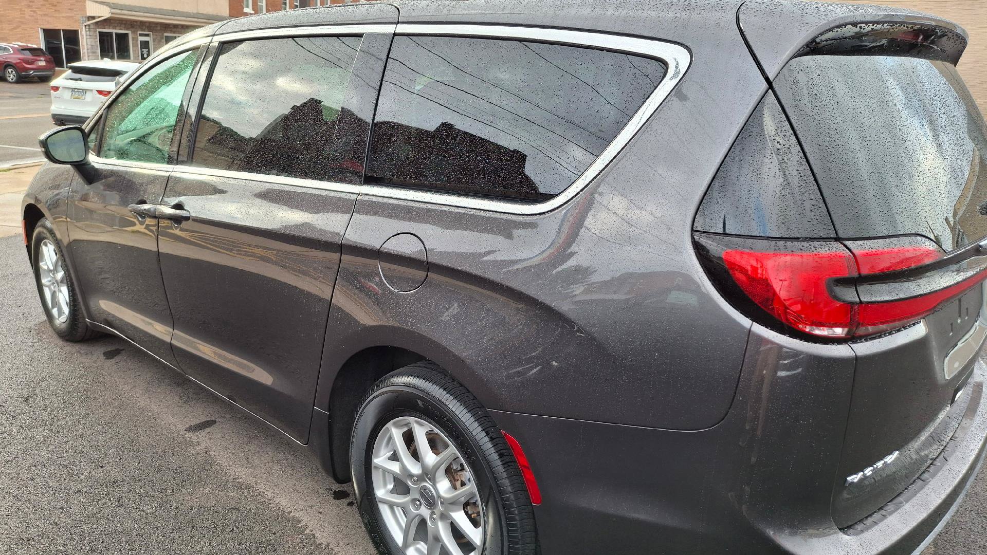 Used 2023 Chrysler Pacifica Touring-L FWD image 4