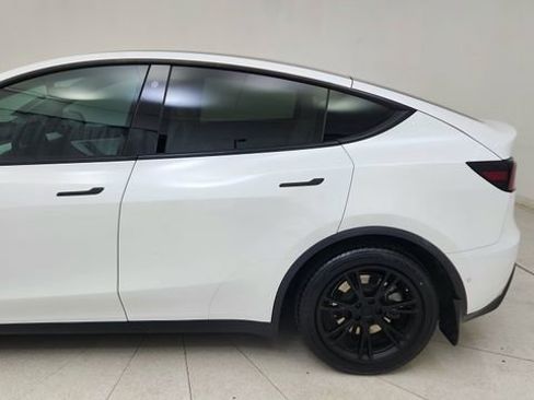 Used 2021 Tesla Model Y Long Range image 11