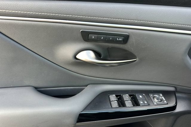 Used 2025 Lexus ES 350 w/ Premium Package FWD image 12