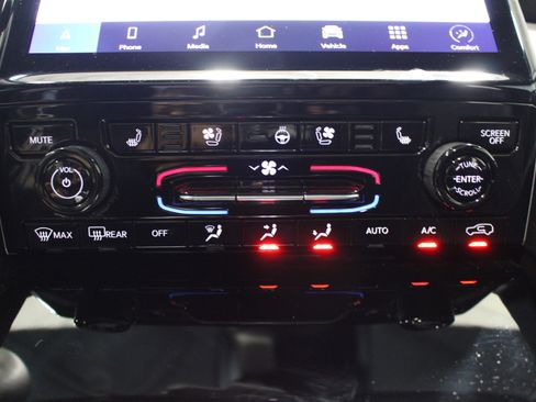 Used 2024 Jeep Grand Cherokee Limited w/ Luxury Tech Group II image 17