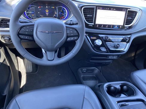 New 2023 Chrysler Pacifica Touring-L w/ S Appearance Package image 9