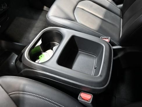 Used 2025 Chrysler Pacifica Select image 19