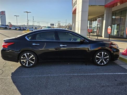 Used 2016 Nissan Altima 2.5 SR w/ Interior Lighting Package image 7