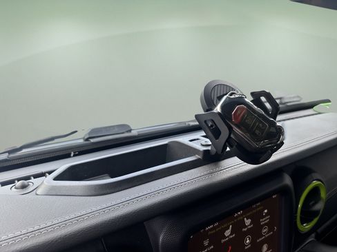 Used 2018 Jeep Wrangler Unlimited Sahara AWD/4WD image 24