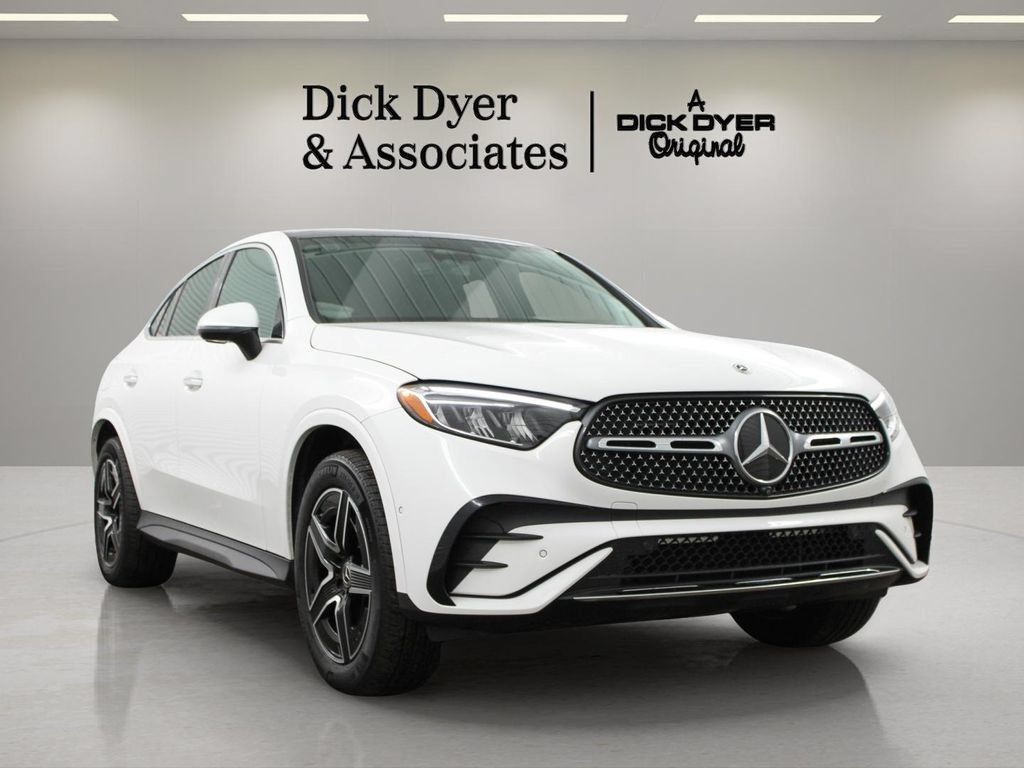 Used 2025 Mercedes-Benz GLC 300 4MATIC image 3