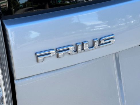 Used 2015 Toyota Prius Five FWD image 38