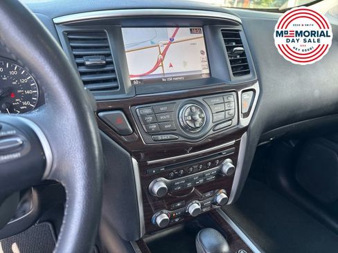 Used 2016 Nissan Pathfinder Platinum w/ Family Entertainment Package AWD/4WD image 9