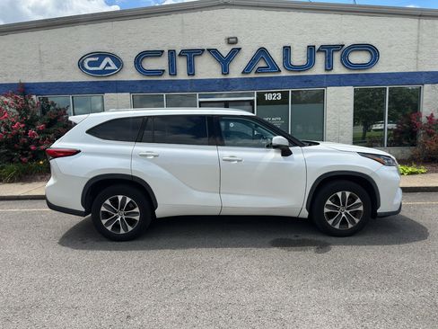 Used 2020 Toyota Highlander XLE FWD image 3