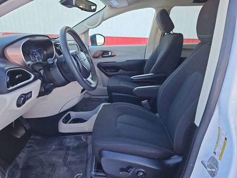 Used 2024 Chrysler Voyager LX image 21