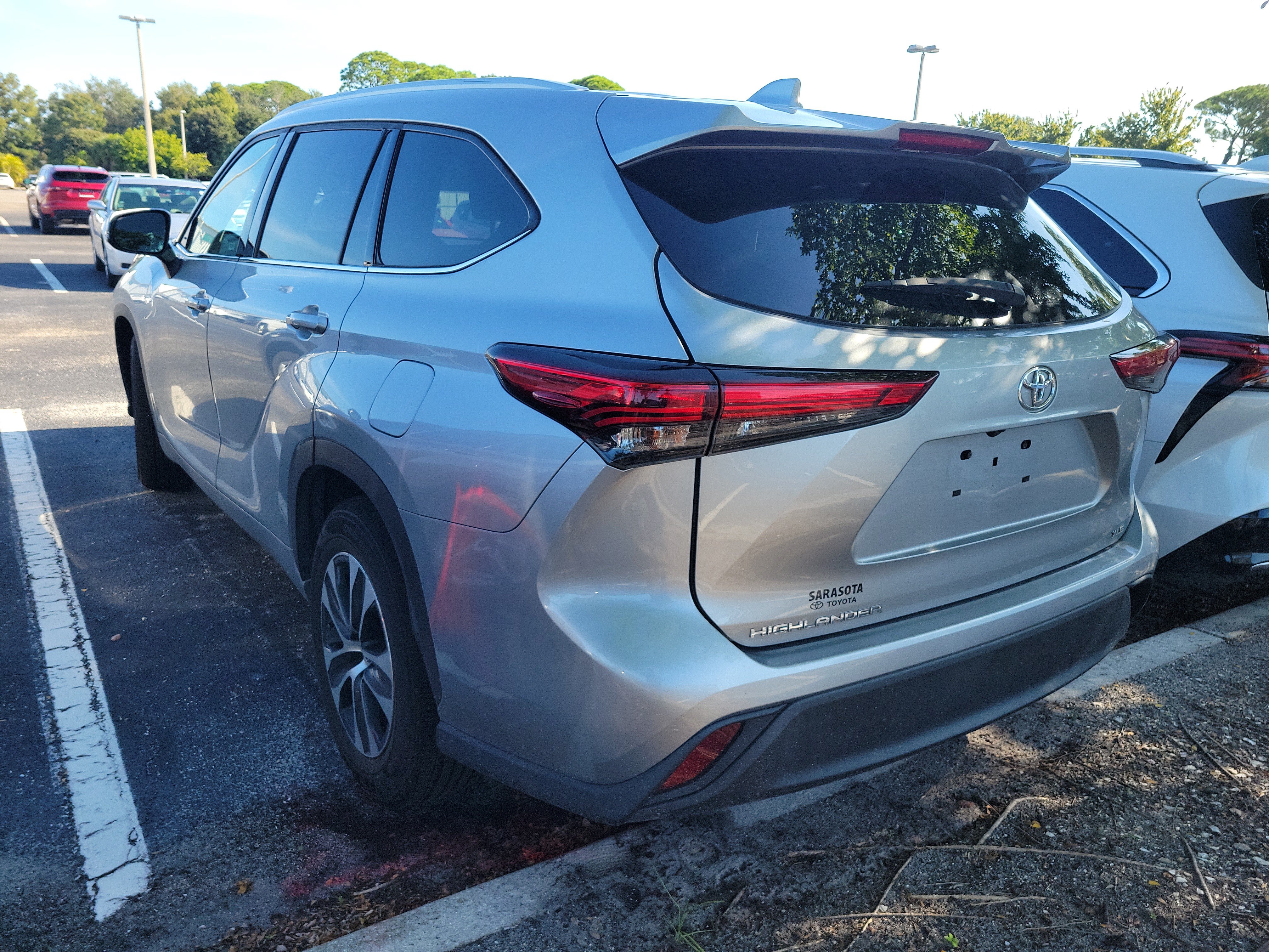 Used 2022 Toyota Highlander XLE FWD image 7
