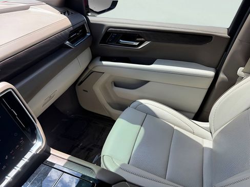 Used 2025 GMC Yukon Denali w/ Sun & Power Step Package RWD image 31