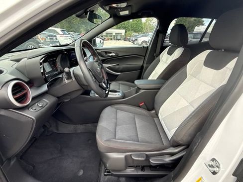 Used 2025 Chevrolet Trax RS FWD image 9
