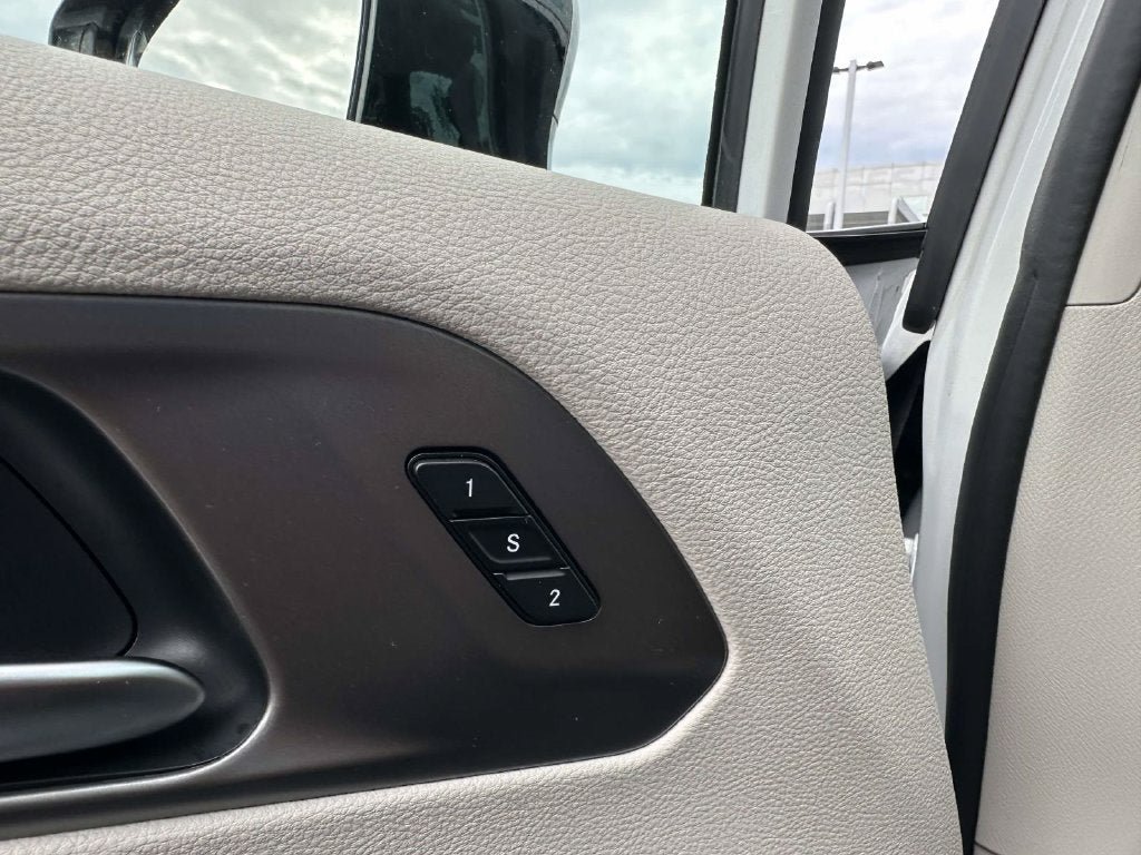 Used 2024 Chrysler Pacifica Limited FWD image 32