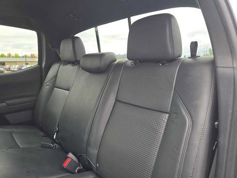 Used 2019 Toyota Tacoma TRD Off-Road AWD/4WD image 17