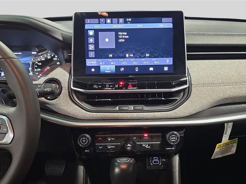 Used 2024 Jeep Compass Latitude image 18